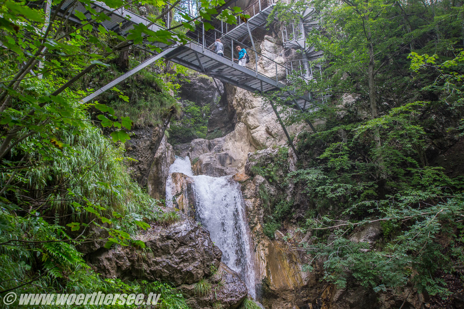 Wasserfall und Treppen in der Tscheppaschlucht