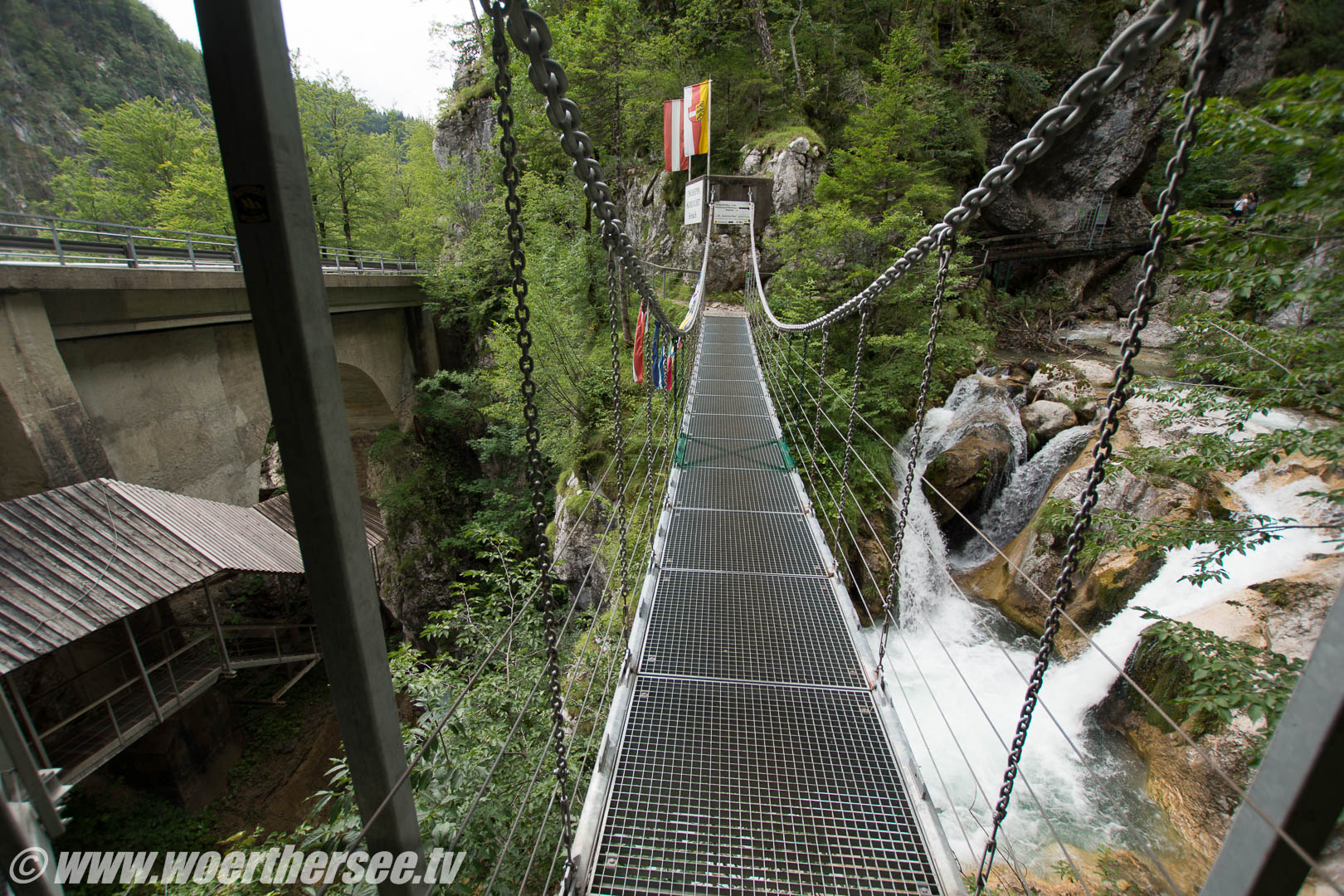 auf der Hängebrücke in der Tscheppaschlucht